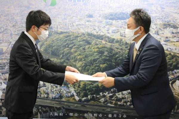 四天王寺大学の学生がデザインした羽曳野市の婚姻届・出生届を令和3年12月28日から配布開始