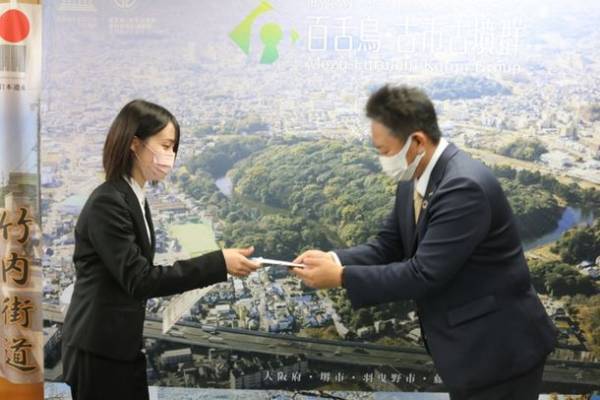 四天王寺大学の学生がデザインした羽曳野市の婚姻届・出生届を令和3年12月28日から配布開始