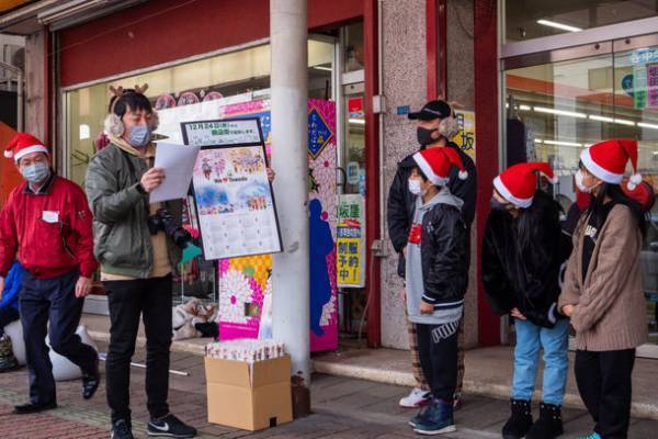 青森県十和田市の商店街で12月24日に、「We Love Towada カレンダー 2022」の贈呈式を実施