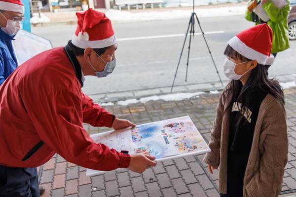青森県十和田市の商店街で12月24日に、「We Love Towada カレンダー 2022」の贈呈式を実施