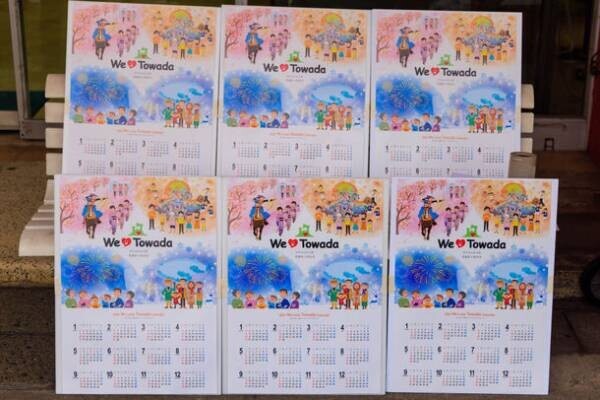 青森県十和田市の商店街で12月24日に、「We Love Towada カレンダー 2022」の贈呈式を実施