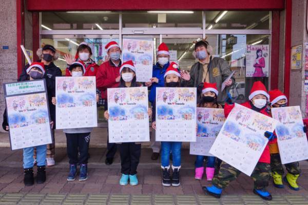 青森県十和田市の商店街で12月24日に、「We Love Towada カレンダー 2022」の贈呈式を実施