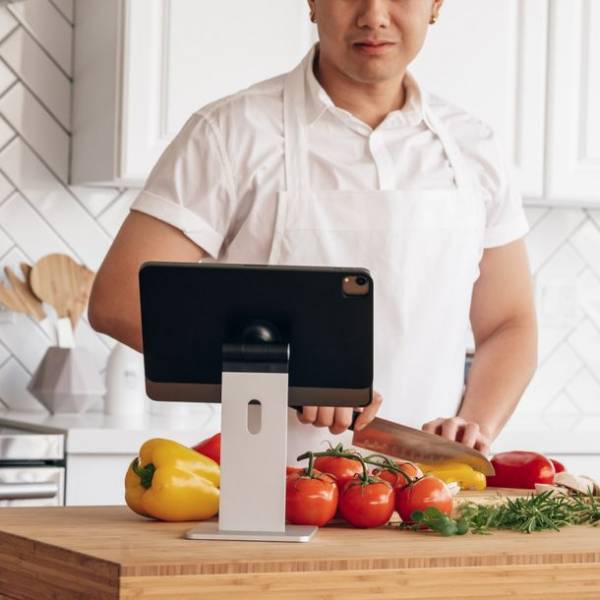 iPadのためにデザインされた専用スタンド『MagFlott』　作業捗る革命的プレミアムマグネティックスタンド　2021年12月21日よりMakuakeにて先行販売開始！