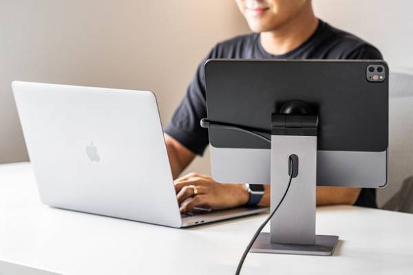 iPadのためにデザインされた専用スタンド『MagFlott』　作業捗る革命的プレミアムマグネティックスタンド　2021年12月21日よりMakuakeにて先行販売開始！