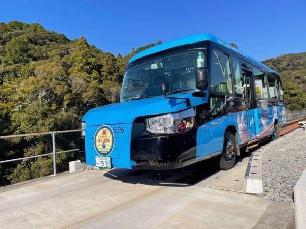 線路と道路両用の“交通手段”　世界初！DMV(デュアル・モード・ビークル)営業運行開始！高知県東洋町『甲浦駅』で列車からバスに変身？！旬を迎えた特産ぽんかんでおもてなし