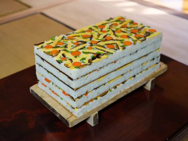 線路と道路両用の“交通手段”　世界初！DMV(デュアル・モード・ビークル)営業運行開始！高知県東洋町『甲浦駅』で列車からバスに変身？！旬を迎えた特産ぽんかんでおもてなし