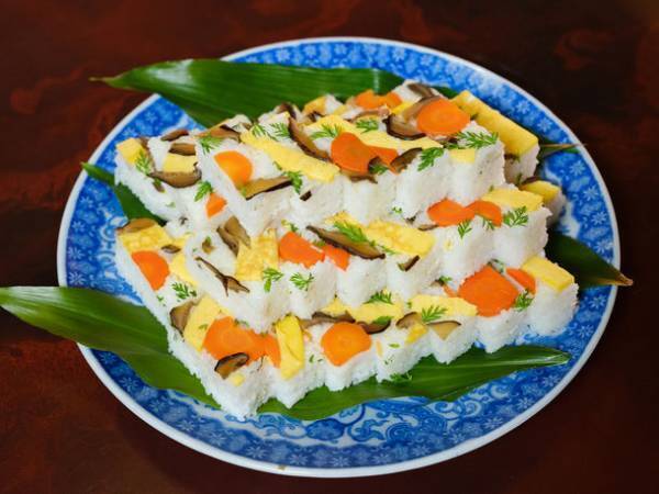 線路と道路両用の“交通手段”　世界初！DMV(デュアル・モード・ビークル)営業運行開始！高知県東洋町『甲浦駅』で列車からバスに変身？！旬を迎えた特産ぽんかんでおもてなし