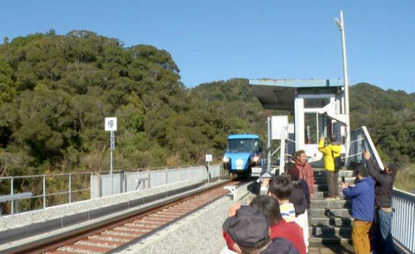 線路と道路両用の“交通手段”　世界初！DMV(デュアル・モード・ビークル)営業運行開始！高知県東洋町『甲浦駅』で列車からバスに変身？！旬を迎えた特産ぽんかんでおもてなし