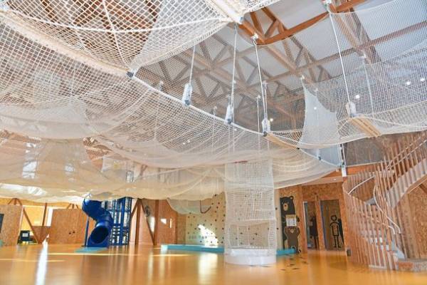 北海道・根室にある子ども向け屋内遊戯施設『ふるさと遊びの広場(愛称：わんぱーく)』に内田工業が大型ネット遊具を納入