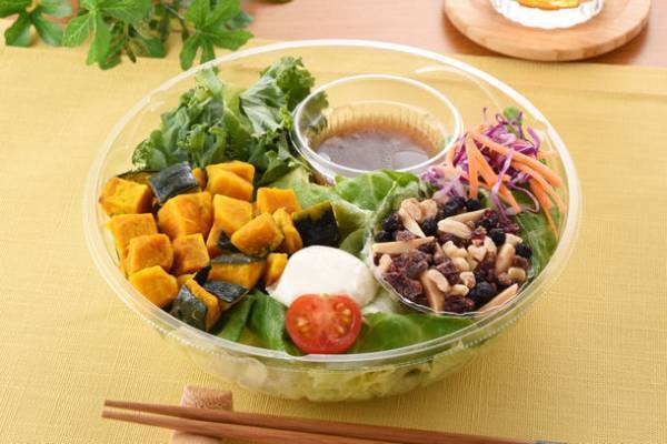 サラダ専門店Salad Cafe監修シリーズ第7弾！「栗かぼちゃとナッツのサラダ」全国※のファミリーマートにて1月4日から発売　※北海道、沖縄県を除く