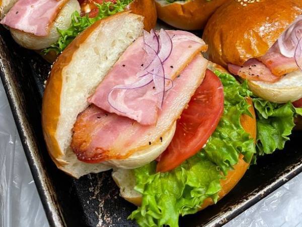 柏市のカフェのようなパン屋さん「ベーカリーハレビノ」が道の駅しょうなんとコラボ！「しょうなん野菜バーガー」を“ちゃのごカフェ”で提供！