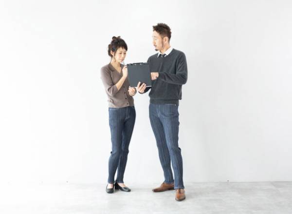 ゆったりだけど細見えフィット、プリーツの綺麗が続く「ウェーブデニム」が、Makuake にて2022年1月8日から先行予約販売を開始。