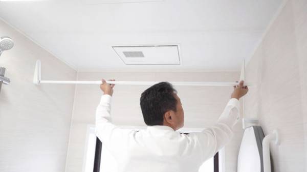 施工不要、浴室に取り付けて物干しスペースを確保！タカラ産業より「マグネットものほし」1/11販売開始