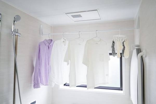 施工不要、浴室に取り付けて物干しスペースを確保！タカラ産業より「マグネットものほし」1/11販売開始