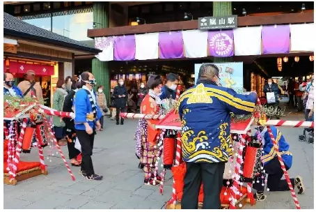 １月７日(金) 新年の京都の風物詩「宝恵駕篭社参巡行」嵐山駅へ