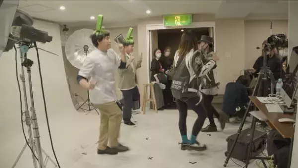 チョコレートプラネットの2人が奇抜な“L”の髪型で軽快なダンスを披露　LINE公式アカウント機能拡張ツール「Lステップ」の新CMがスタート