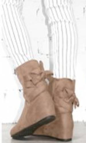 内田理央も堀田真由も興味津々！「ニットのセーラーカラーは珍しい！」今年っぽく着こなせるセーラーカラーニットセーター！！TOKYO FM「Qoo10 presents 内田理央の明日、なに着よ？」