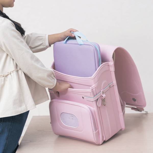 ベルメゾン学研の家庭学習応援サイト「マナビスタ」とコラボ第2弾子どものリビング学習をサポートするクッションとタブレットケースが新登場1月26日より販売開始