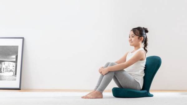 ＜座りから身体を整える＞全身ストレッチができる座椅子 発売