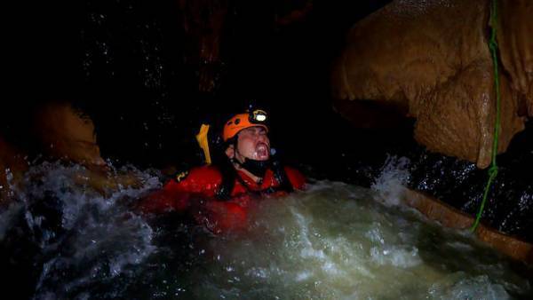 謎の穴に突撃する冒険バラエティ「突撃!!アナベンチャーズ」1月22日(土)午後1時30分から日テレ系全国放送