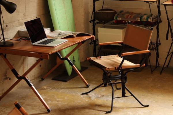 アウトドア、インドアでも使用可能な高さを変えれるディレクターズチェア「BFディレクターズチェア」1月に発売