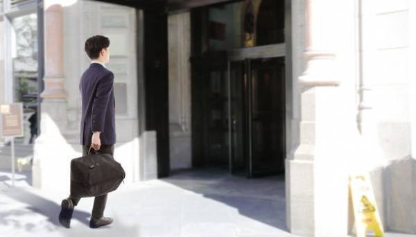 「居酒屋亭主」が物販事業開始！新発想の「ワンストラップ」で場面に合わせた持ち方が可能なビジネスバッグを予約販売中！