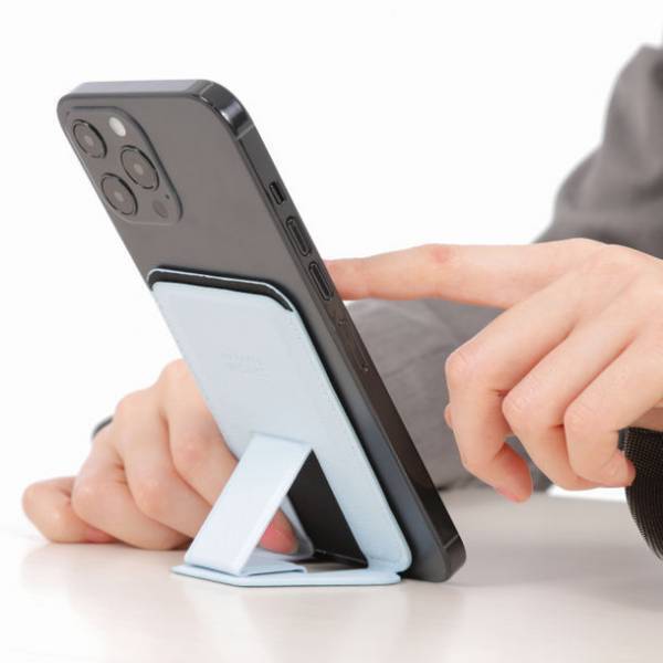 マグネットの力で本体に吸着可能に　MagSafe対応カードスタンドを新発売　～動画視聴も見やすくカード2枚収納可能～