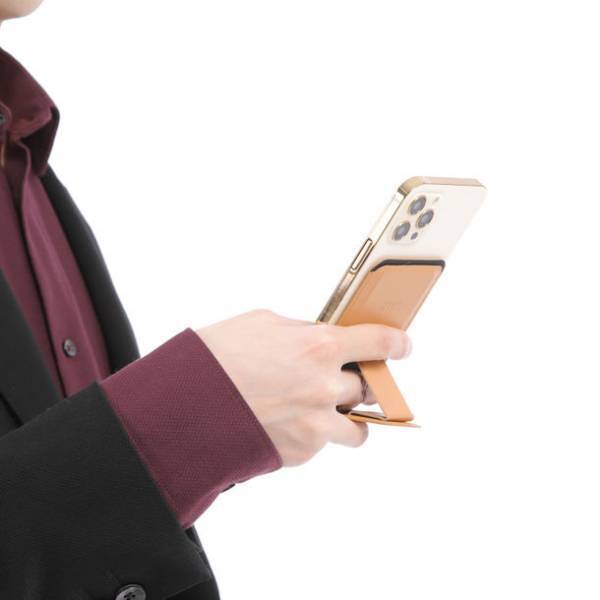 マグネットの力で本体に吸着可能に　MagSafe対応カードスタンドを新発売　～動画視聴も見やすくカード2枚収納可能～