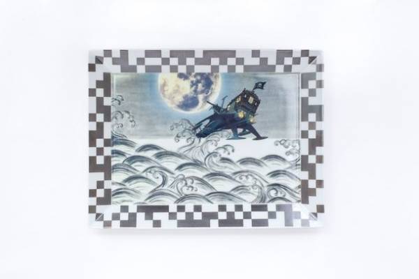 墨絵アーティスト「藤澤龍一」×有田焼窯元「李荘窯」　アルカディア号をモチーフとしたコラボプレートが1月25日発売