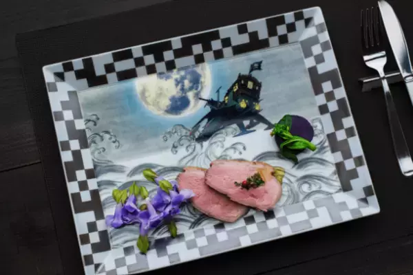 墨絵アーティスト「藤澤龍一」×有田焼窯元「李荘窯」　アルカディア号をモチーフとしたコラボプレートが1月25日発売