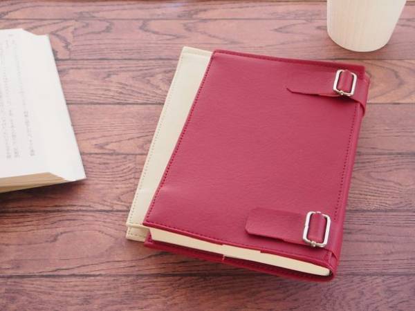 読んでいるページを自動でキープ！“読書革命”自動しおり搭載ブックカバーを発売