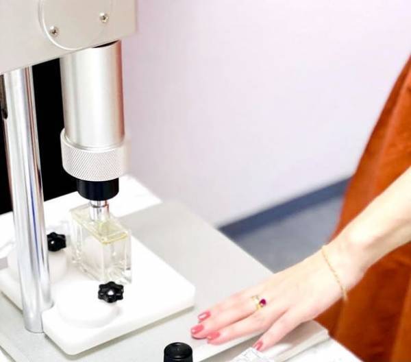 体験型アロマの新ブランドが大阪・阪急うめだ本店に出店　～自分で香りをつくり、ヨーロッパの高級ボトルをカスタマイズ～