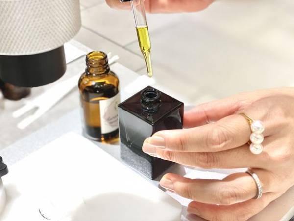 体験型アロマの新ブランドが大阪・阪急うめだ本店に出店　～自分で香りをつくり、ヨーロッパの高級ボトルをカスタマイズ～