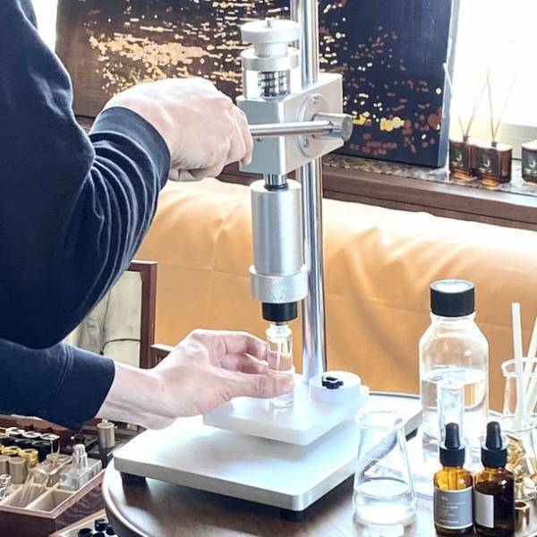 体験型アロマの新ブランドが大阪・阪急うめだ本店に出店　～自分で香りをつくり、ヨーロッパの高級ボトルをカスタマイズ～