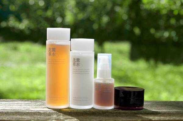 肌本来の力を引き出す、野草を生かした北麓草水のスキンケアモイストタイプを3月1日(火)にリニューアル発売