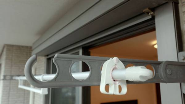 今までなかった！動かず物干し竿の端まで洗濯物が干せる　「スライドものほし竿」タカラ産業より1/26販売開始