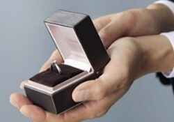 デザインはあとからパートナーがセレクト出来る『パーフェクトプロポーズリング』に人気の「フラネリー」「ヴィオラ」の2型が登場