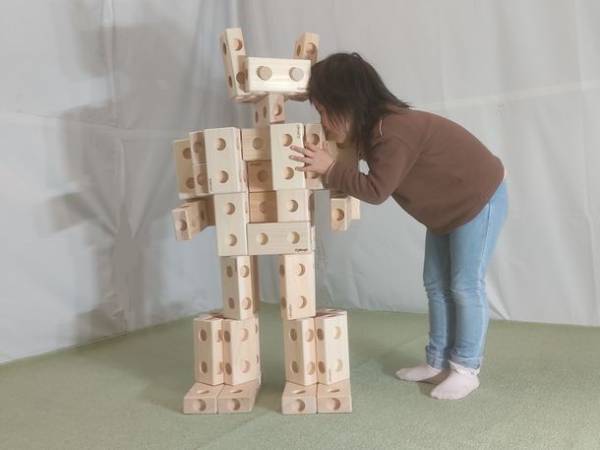 天然木製ブロックのおもちゃで実際に入れる家が作れる　森の香りが広がる「ヒノキのズレンガ」新発売！