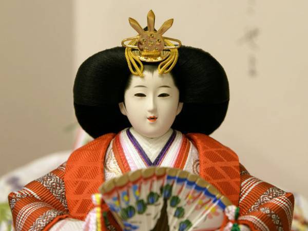 絹100％「博多織」と「京人形」のコラボレーション　『博多織ひな人形』発売