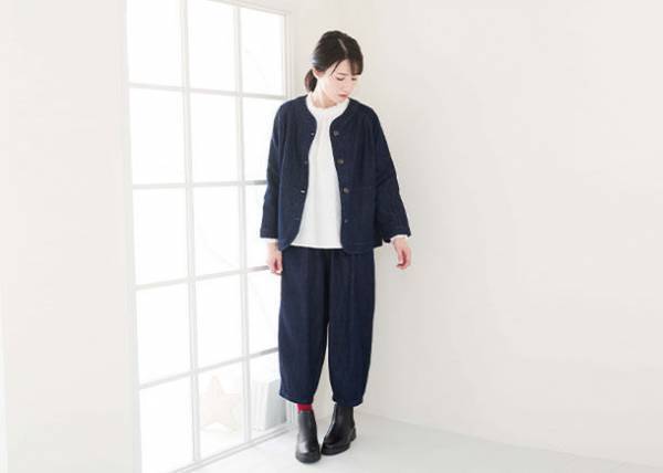 森林の約4倍のCO2吸収量のある原料を用いた、柔らかく滑らかな肌触りが特徴のリネンデニムドルマンジャケットが誕生。