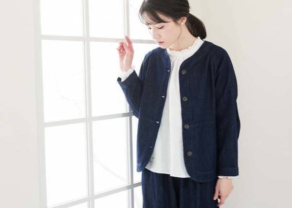 森林の約4倍のCO2吸収量のある原料を用いた、柔らかく滑らかな肌触りが特徴のリネンデニムドルマンジャケットが誕生。