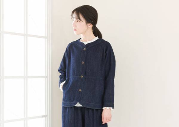 森林の約4倍のCO2吸収量のある原料を用いた、柔らかく滑らかな肌触りが特徴のリネンデニムドルマンジャケットが誕生。