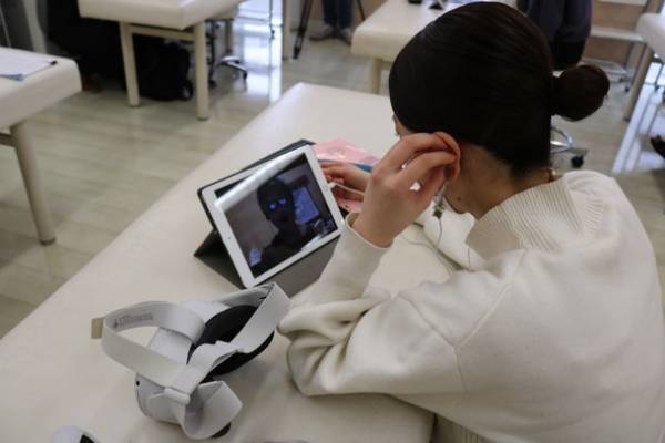ミス・パリエステティック専門学校(名古屋校)の学生を対象に、VR英会話サービス「メタバース留学」の体験レッスンを実施