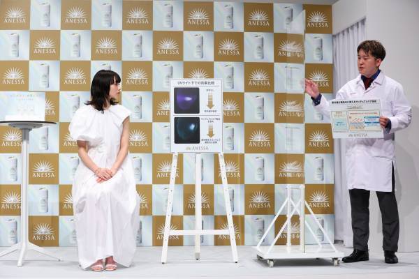【資生堂「アネッサ新ミューズ就任・新TVCM発表会」イベントレポート】アネッサ新ミューズに小松菜奈さんが就任誕生日ケーキを前に「26歳はアネッサで将来の美肌を目指したい」紫外線をカットしながら、美容効果のある光に変換する革新的新技術を前に小松さん驚き