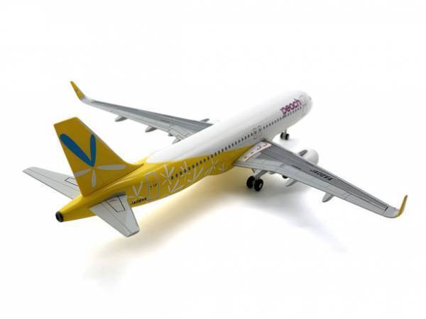 「Fly Peach to AMAMI」を特別限定生産、販売開始　KB WINGSより特別塗装機を1/200スケールで再現！