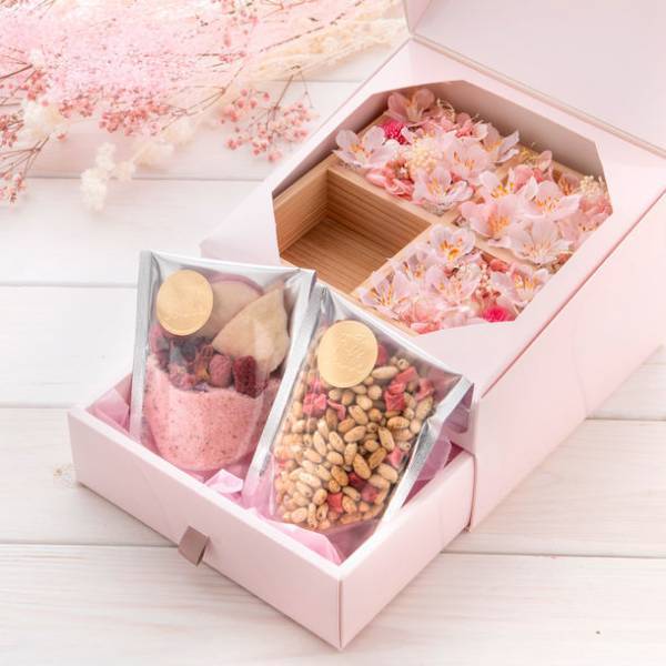 母の日や様々なアニバーサリーで人気のお花＆スイーツのギフトBOXからおしゃれで可愛い限定ピンクBOXが登場！