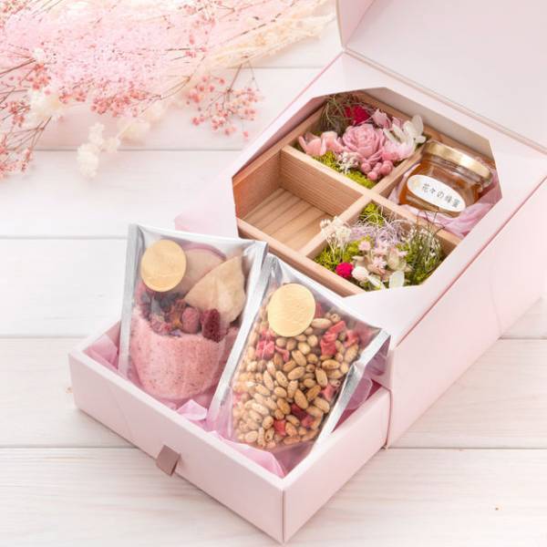 母の日や様々なアニバーサリーで人気のお花＆スイーツのギフトBOXからおしゃれで可愛い限定ピンクBOXが登場！