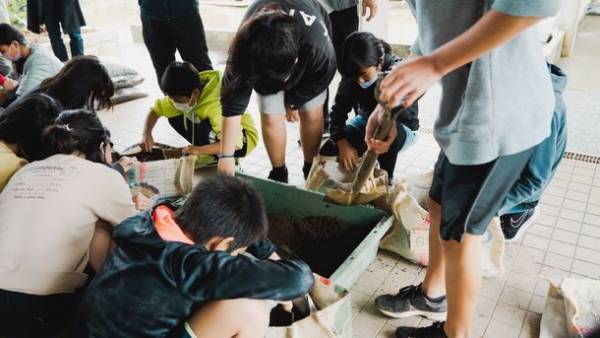 コーヒー豆の麻袋と廃棄衣服を合わせたプランターで自治会を再活性化！