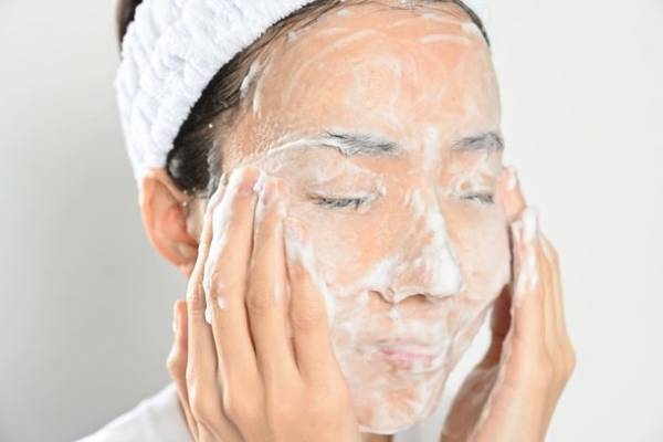 楽天ランキング発売初日1位獲得！自己発泡するクリーミーな泡がメイクや毛穴汚れを吸着　スキンケアブランド　肌〇-HADAMARU-　“敏感肌用クレンジング”　2022年3月1日新発売