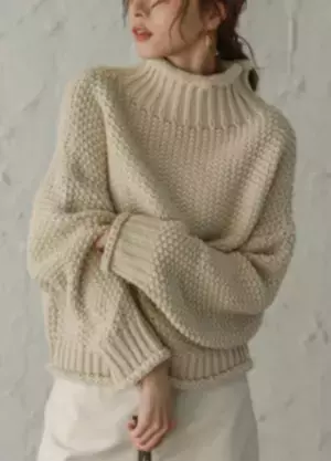 内田理央も太鼓判♪「めちゃくちゃ作りがしっかりしてるぞ！」春先も使えるようなフェミニンなハイネックチャンキーニット！！TOKYO FM「Qoo10 presents 内田理央の明日、なに着よ？」